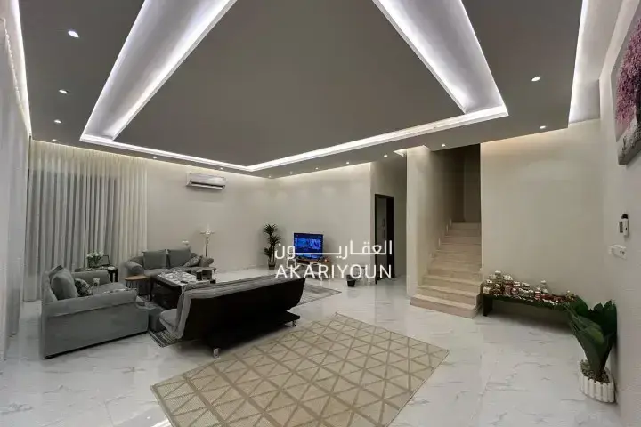 فيلا للإيجار في حي العارض